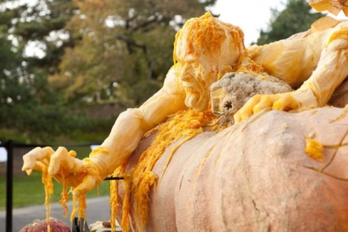 hier-und-dar: pastelphillie: sixpenceee: World’s biggest pumpkin sculpted into zombies by Ray Vill