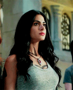 shadowhuntersdoitwell:Isabelle Lightwood in Shadowhunters Season 2 Trailer