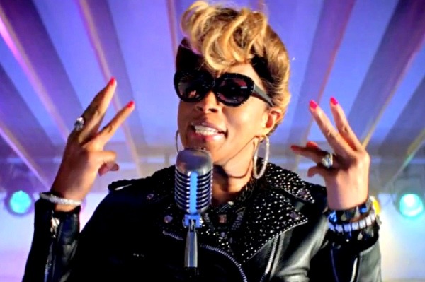 thesoftghetto:  Fuck ups in Soft Ghetto History! Mary J. Singing for Chicken (View