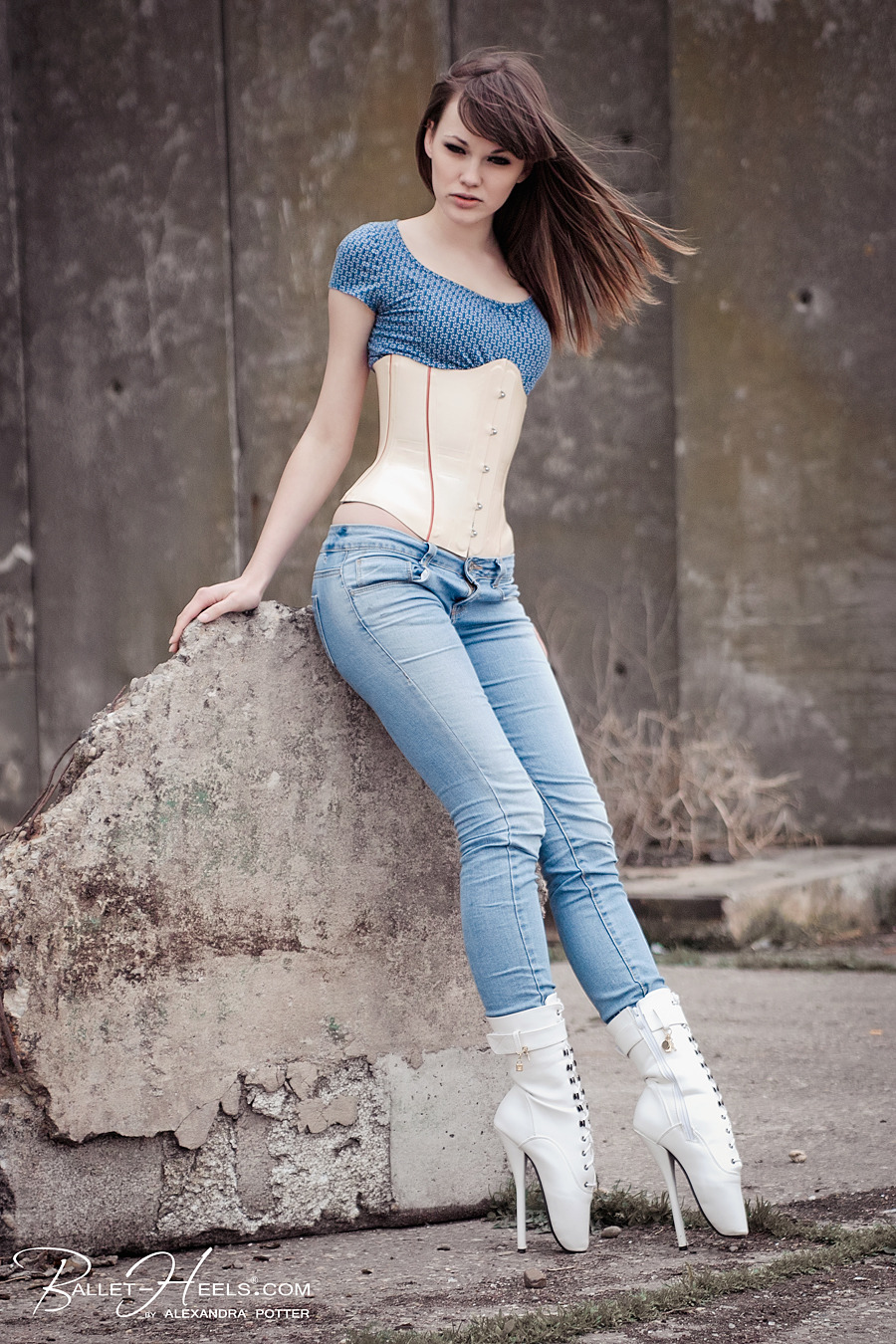 the-unlikely-azoutback:  Well, this is unusual…Alexandra Potter in denim. Still