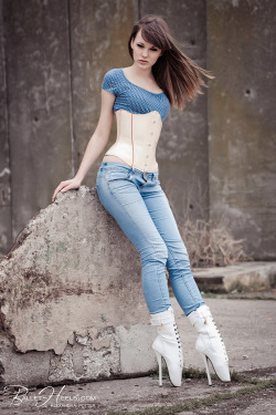 the-unlikely-azoutback:  Well, this is unusual…Alexandra Potter in denim. Still got the ballet boots, but not her trademark collar. :( 