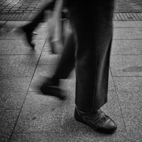 Los pasos perdidos . . . #streetphotography #streetphotographyinternational_bw #lensculturestreets #