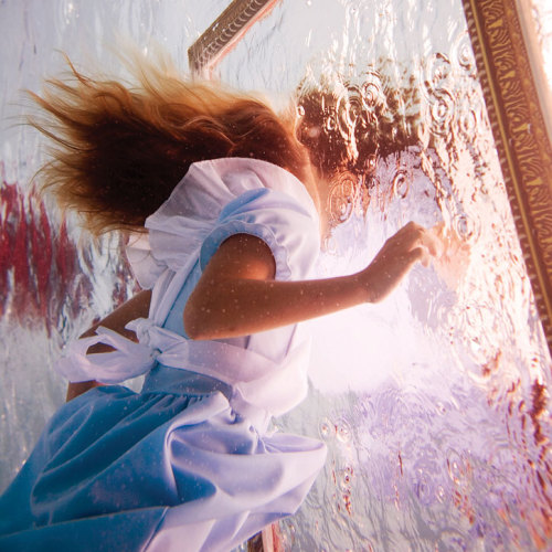 Elena Kalis&rsquo;s underwater set: Through the looking glass adaption