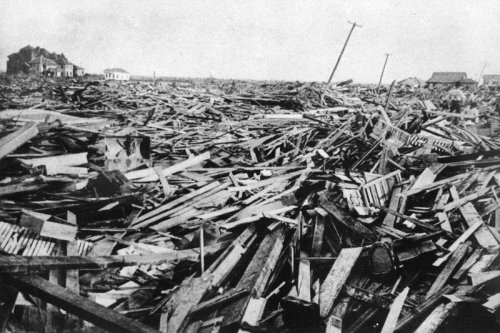 Photos of the 1900 Galveston Hurricane (Texas).While the people of Galveston could see there was a s