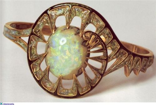 treasures-and-beauty:Gorgeous Art Nouveau Golden Ratio opal ring by Georges Fouquet