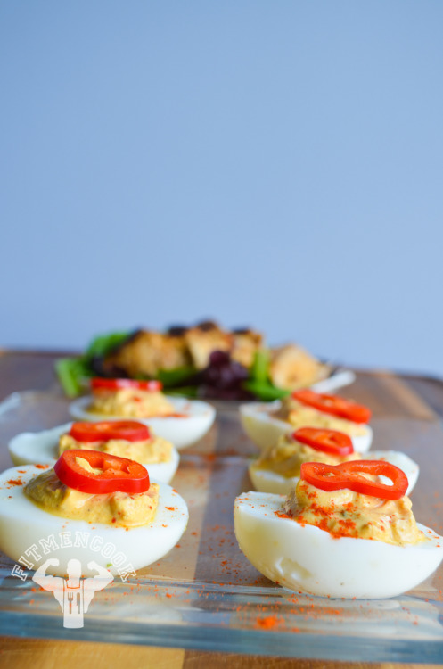 Spicy madras &amp; curry deviled eggs with chicken breast and mixed green salad. Boom. (traduccion a