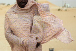 fotojournalismus:  A woman shields her child