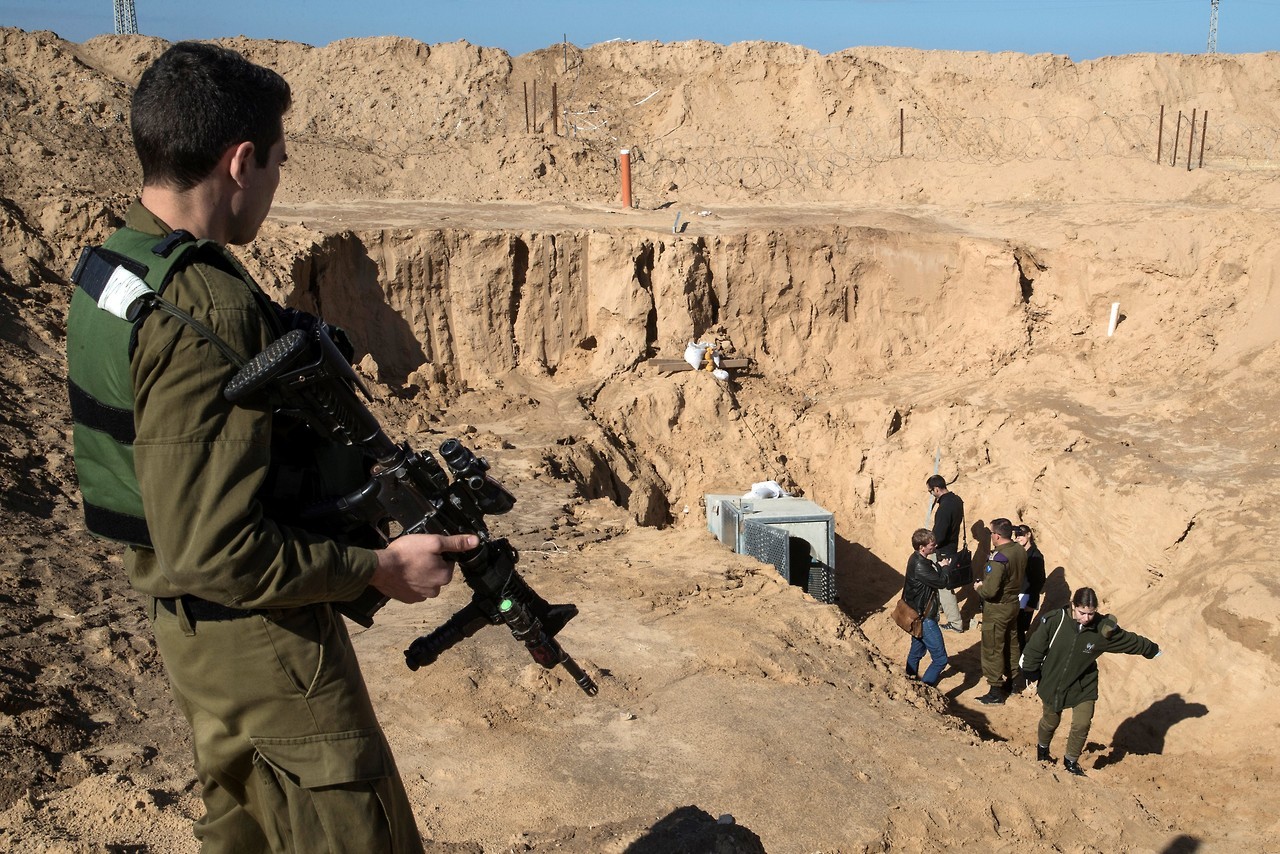 JERUSALÉN. Túnel construido por la Yihad Islámica desde la ciudad gazatí de Jan Yunis a Israel, y que el Ejército israelí destruyó a finales del mes de octubre, en una operación en la que murieron doce milicianos. (EFE)
MIRÁ TODA LA FOTOGALERÍA—>