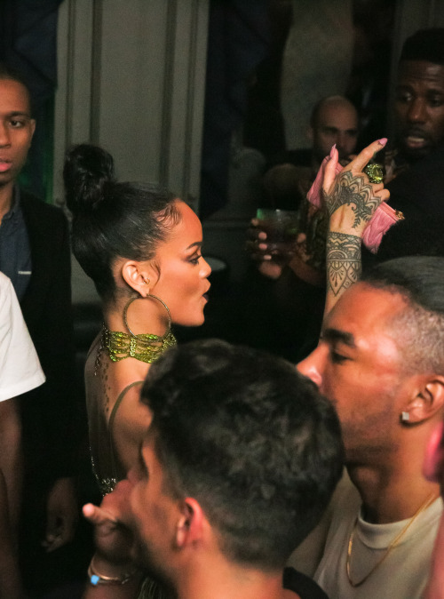 modernbeautyaddict:  celebritiesofcolor:  Rihanna at her VMA After party at Up & Down Nightclub   🌬🌬