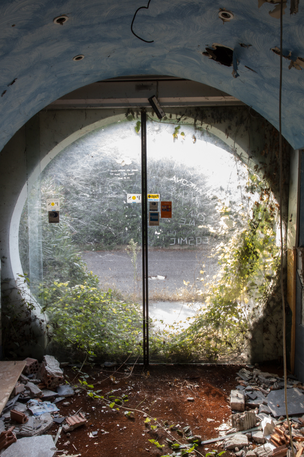 destroyed-and-abandoned:  Abandoned discoteque: cosmic (1979-1984) - © 2014 - Matteo