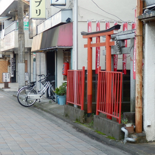 japanese-cityscape:Rouge et gris on Flickr.