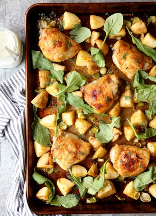 (One-Pan Roasted Chicken and Potatoes with Leeks and Arugula)