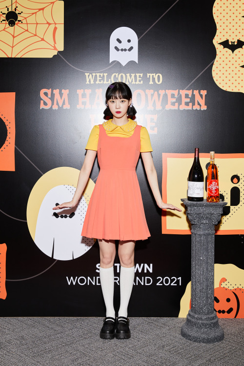  The SM Halloween House welcomes #WINTER as ‘Squid Game Younghee’ 