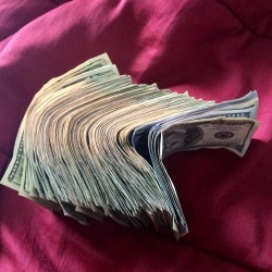 firsttimesugarbaby:  The wad of cash in my