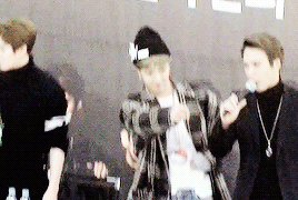 yoesob-blog:  When kikwang saw a fangirl who was wearing the same t-shirt he is wearing(ノ＞▽＜。)ノ 