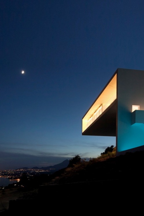 nonconcept:  House on the cliff, Alicante, Spain by Fran Silvestre Arquitectos. 