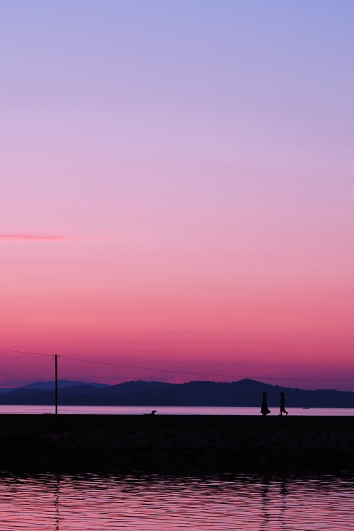 shodoshima-camera:  1年でいちばん昼の長い日、今年は部分日食もあって空を見上げた人がいっぱいいたんだろうな。日の入り後のマジックアワーも美しかった。[map]