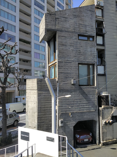 I walked past Azuma’s Tower House again yesterday. This amazingly small 50-year-old brick bloc