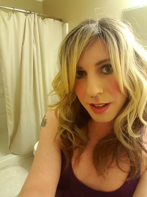 jessiejennings: thesubservientgurl:Practicing my make-up again to feel pretty and, of course, for se