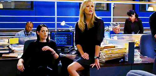hope-mikaelson:Jemily + that really gay desk sitting thing