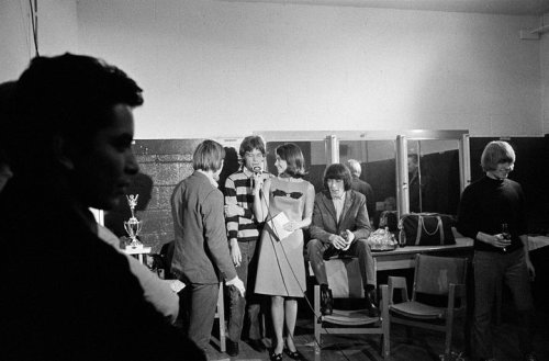 Brian fixing his hair and Mick contemplates life … how did the band fill the long hours betwe