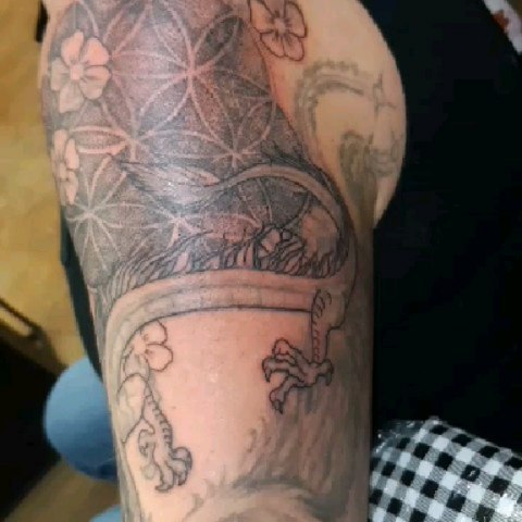 Got a good start on this #blastover #coverup #coveruptattoo #tattoo#goodbye #blurry #dragon #hello #