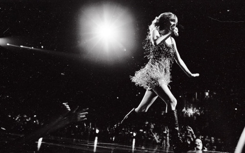 taylorswiftedit-blog: You’re the kind of reckless that should send me running but I kinda know