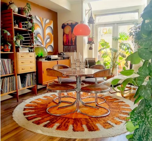 magicalhometoursandstuff: Touring Estelle’s 70′s tastic, colorful home. Estelle is 