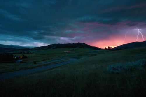 (via Took this a couple weeks back in Montana during a lighting storm : photocritique)