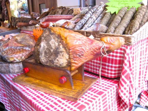 “Jambon York” et saucisses, marché de jeudi, Orange, Vaucluse, 2016.This well-aged ham was being sol