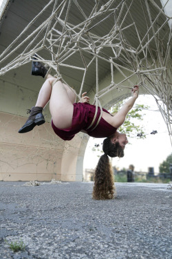 theropediary: After a long day of setting Marcy’s rope art installation for The Collective Museum , Marcy and I took a moment for a simple suspension off of her structure. 9/15/18 Rope: Marceline_VQ     Bottom: AnyaDemure (me)     Photos: SimoneB  