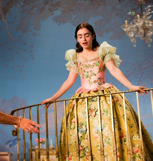 costumeloverz71 - Snow White’s (Lily Collins) Yellow & pink...