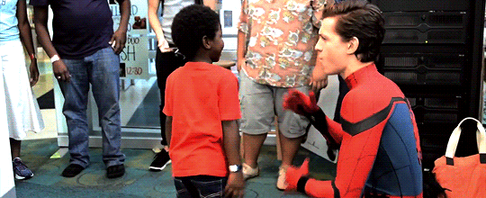 peteryouadorablefuck:  spideycentral:   (゜∀゜)!!!    can’t tell if this is
