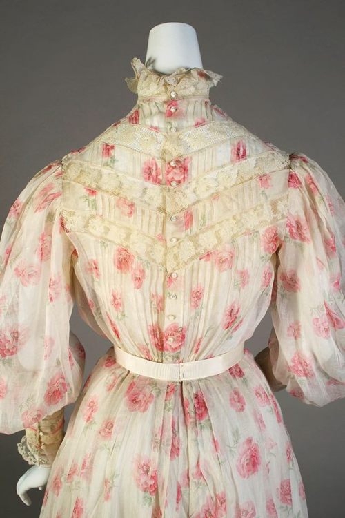 fripperiesandfobs:Day dress ca. 1900 From the Kent State University Museum on Facebook 