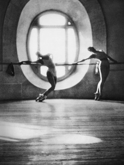 thehappyhypocrite:  Dancers of the Paris Opera Ballet during rehearsals, c. 1950 