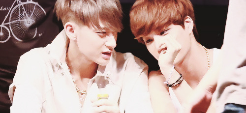 kai-laydoscope:130606 - Taokai moment on fan sign