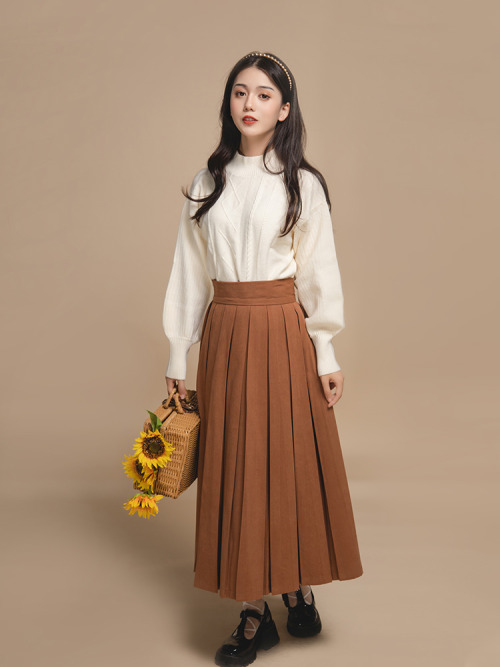 fouryearsofshades:hanfu inspired winter wear by 花朝记The apple pullover is pretty cute. Keep reading