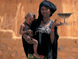 afrikanattire:  Toubou mother, Niger The