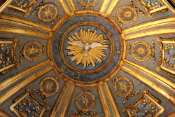echiromani:The ceiling of the Lateran Baptistery, Rome. It was restored by Pope Urban VIII (1623–1644) and the octagonal ceiling over the font dates from that period.