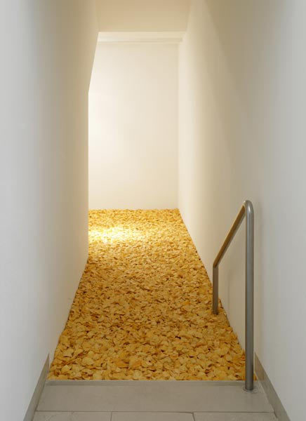 mitjaissick:Thomas Rentmeister Earthapfelroom, 2007 Kartoffelchips, potato chips, ca. 70 x 500 x 250 cm