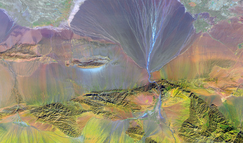 boudhabar: Landsat image of the Altyn Tagh Fault, Gansu Province, China by Michael Rymer