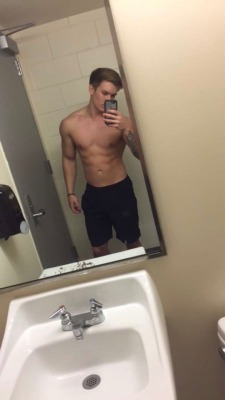 Straightmen19:Hot Osu Student That Doesn’t Miss A Workout