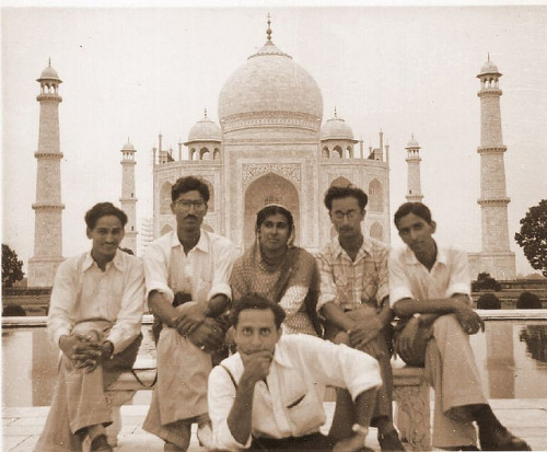 dastaanewatan:Dentistry students from Lahore in front of a little known building by Daudpota on Flic