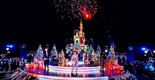 na-page: Darren Criss | The Wonderful World of Disney: Magical Holiday Celebration
