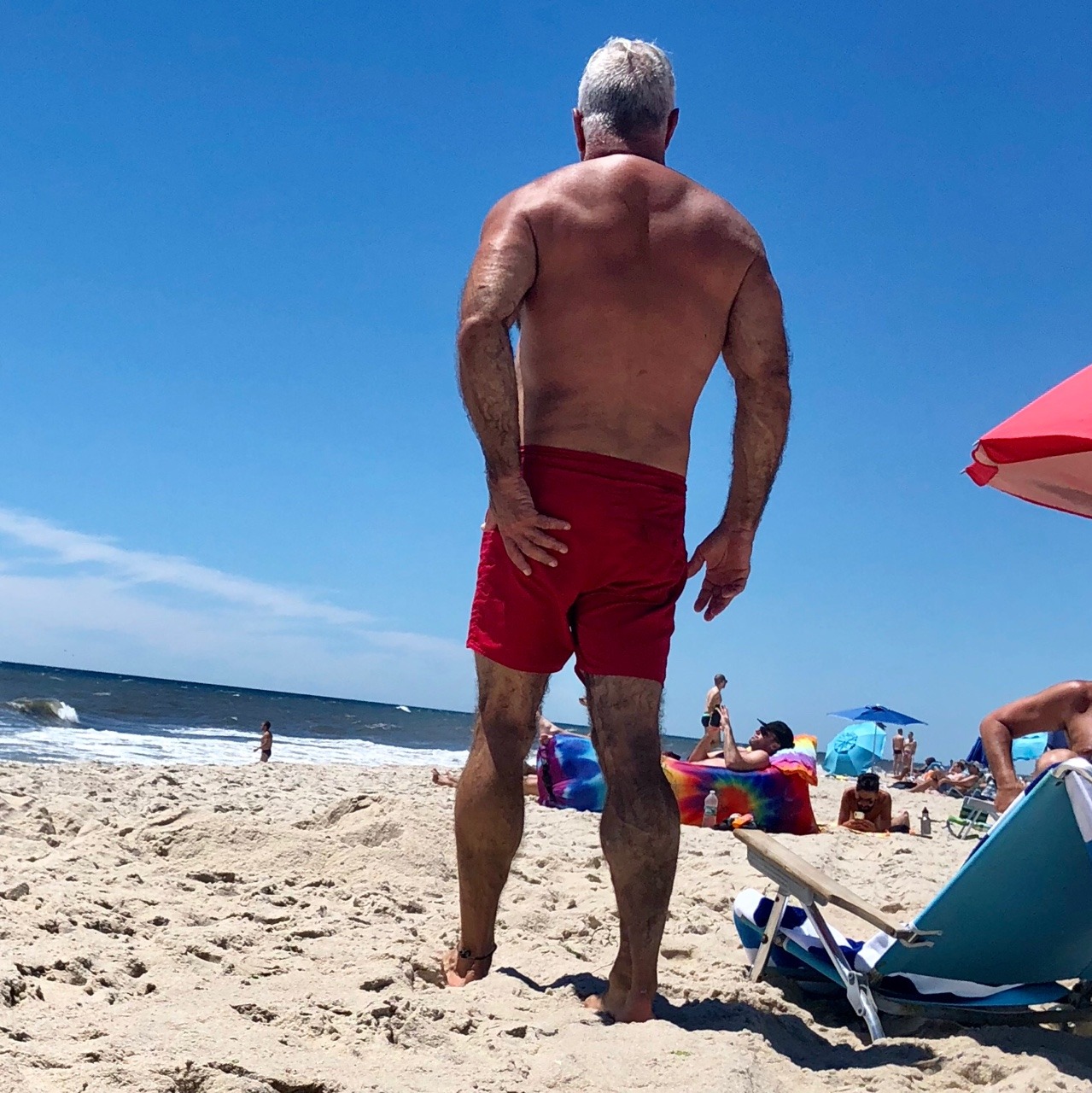 astorianyhairydad:  daddiesonthego: Silver Fox Muscle Beach Daddy soaking in the