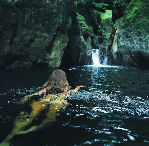 realmsofradiance:  halls-of-nienna:  sur We Heart It.  Water is my soul 