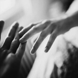 هاتي يديكـِ  .. أريدها  إني سـأحلمُ بـ الخلود .. أنتِ احلمي أيضاً ؛ واحلمي : أني إليكـِ أعيدها ..!*