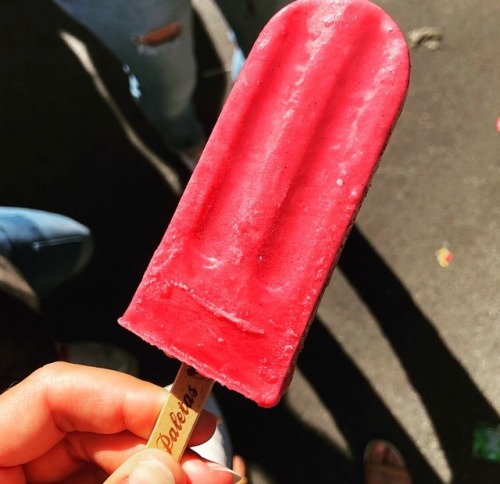 Die Sonne brennt auf den Asphalt, unsere Himbeerpaletas spiegeln sich in unseren Sonnenbrillen, die 