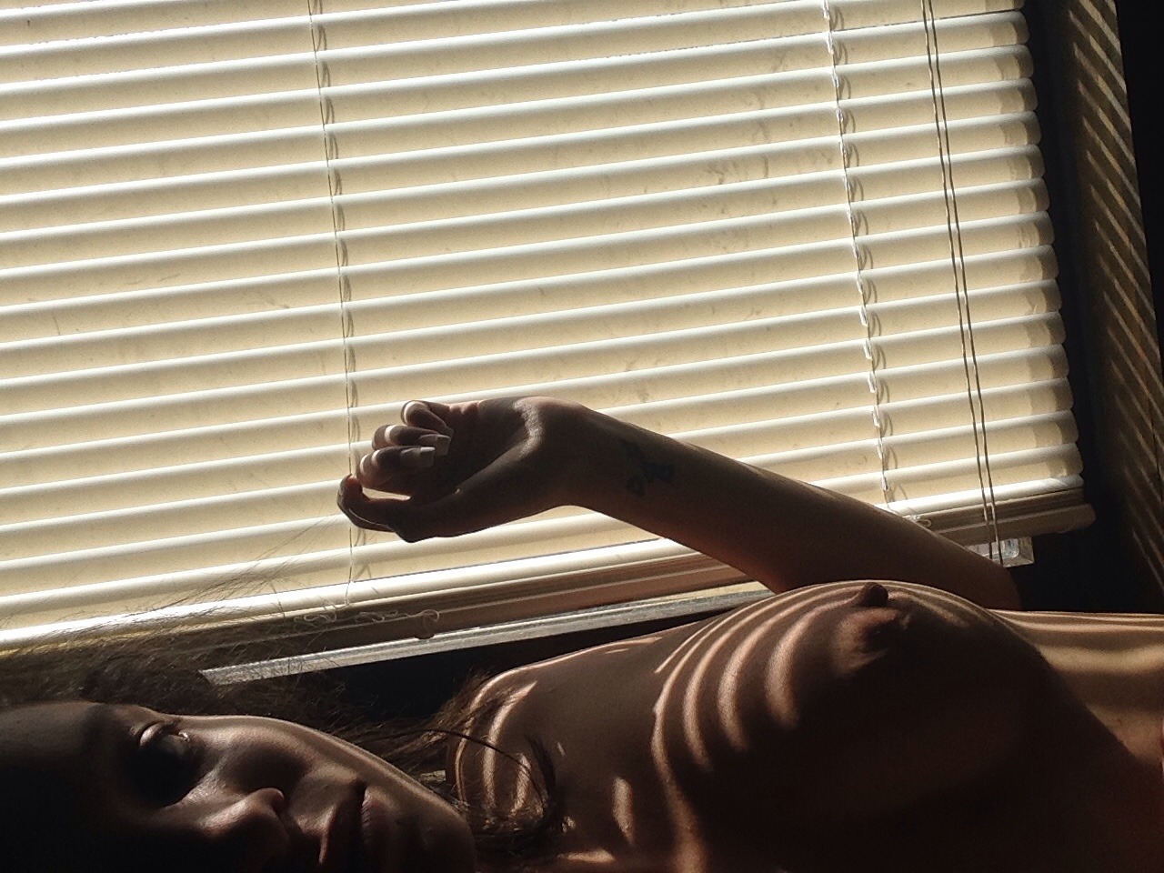 forgetfuljellyfishh:  forgetfuljellyfishh:  Early morning sunlight and messy hair(: