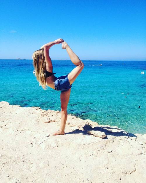 Back on the island ❤️☀️✨ #Ibiza #laislablanca #playa #CalaComte # #beach #yoga #siesta #sun #summer 